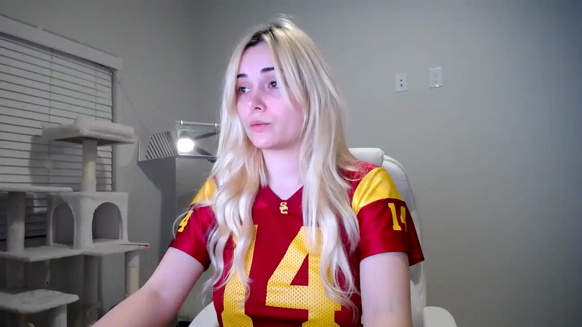 Gallery image thumbnail from SandraGPopa's myfreecams stream on, 01/08/2024, 08:09 image 18 of 20