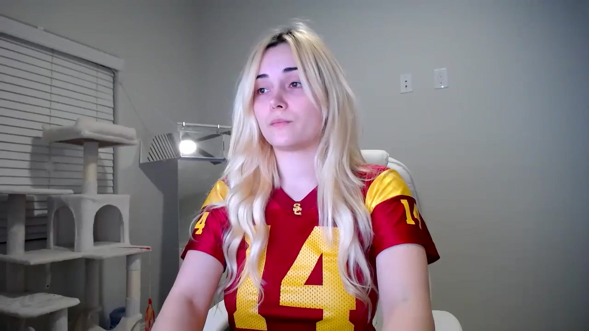 Gallery image thumbnail from SandraGPopa's myfreecams stream on, 01/08/2024, 08:09 image 15 of 20