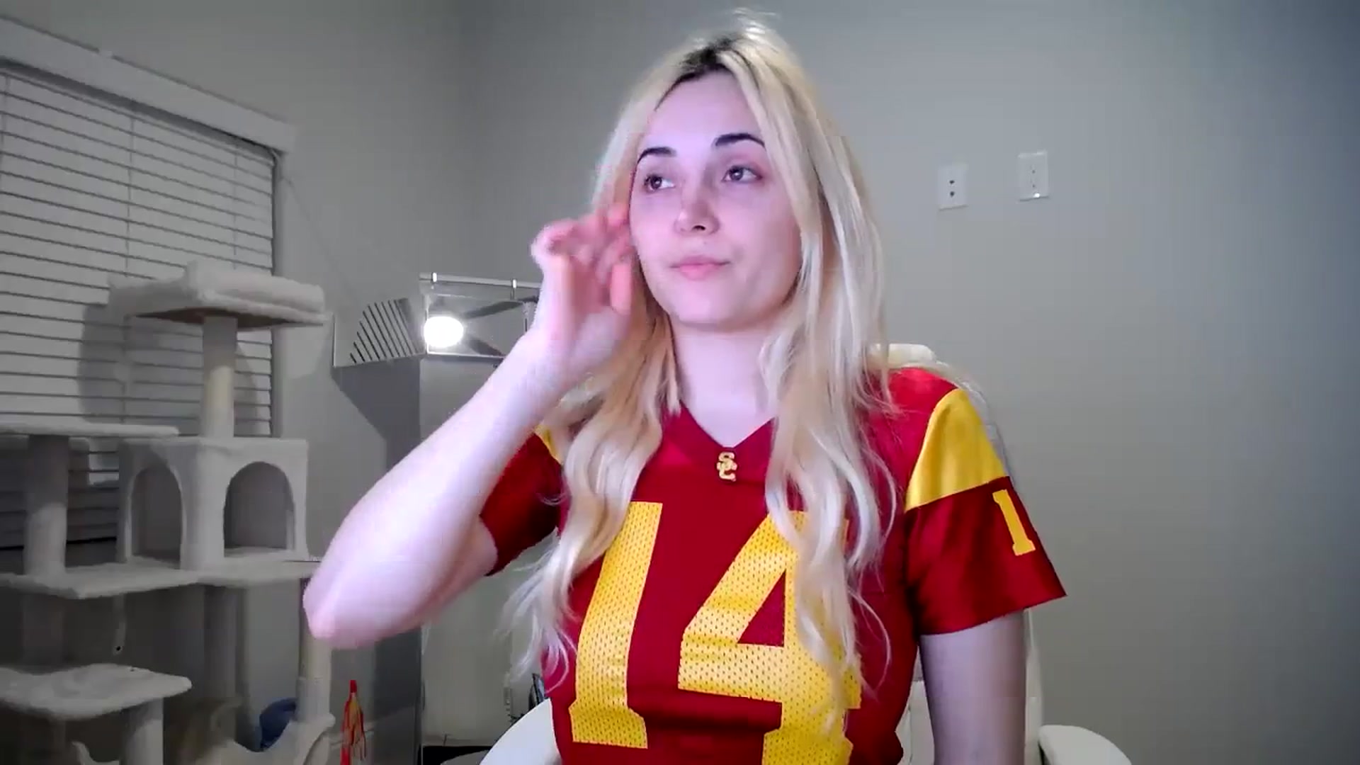 Gallery image thumbnail from SandraGPopa's myfreecams stream on, 01/08/2024, 08:09 image 2 of 20