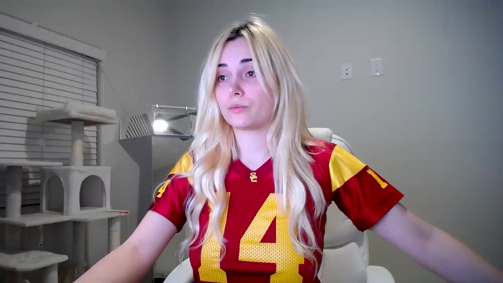 Gallery image thumbnail from SandraGPopa's myfreecams stream on, 01/08/2024, 08:09 image 19 of 20