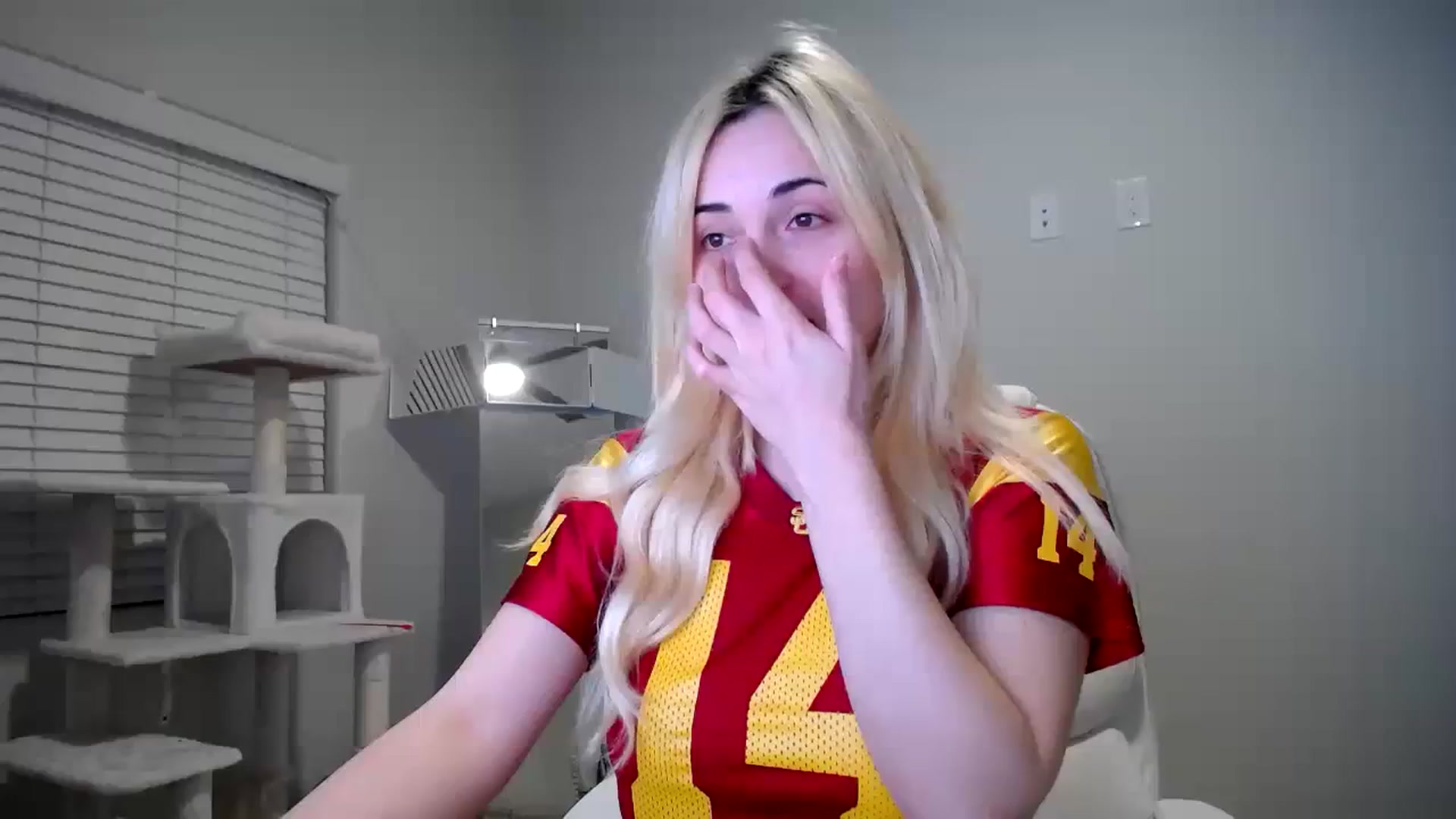 Gallery image thumbnail from SandraGPopa's myfreecams stream on, 01/08/2024, 08:09 image 6 of 20