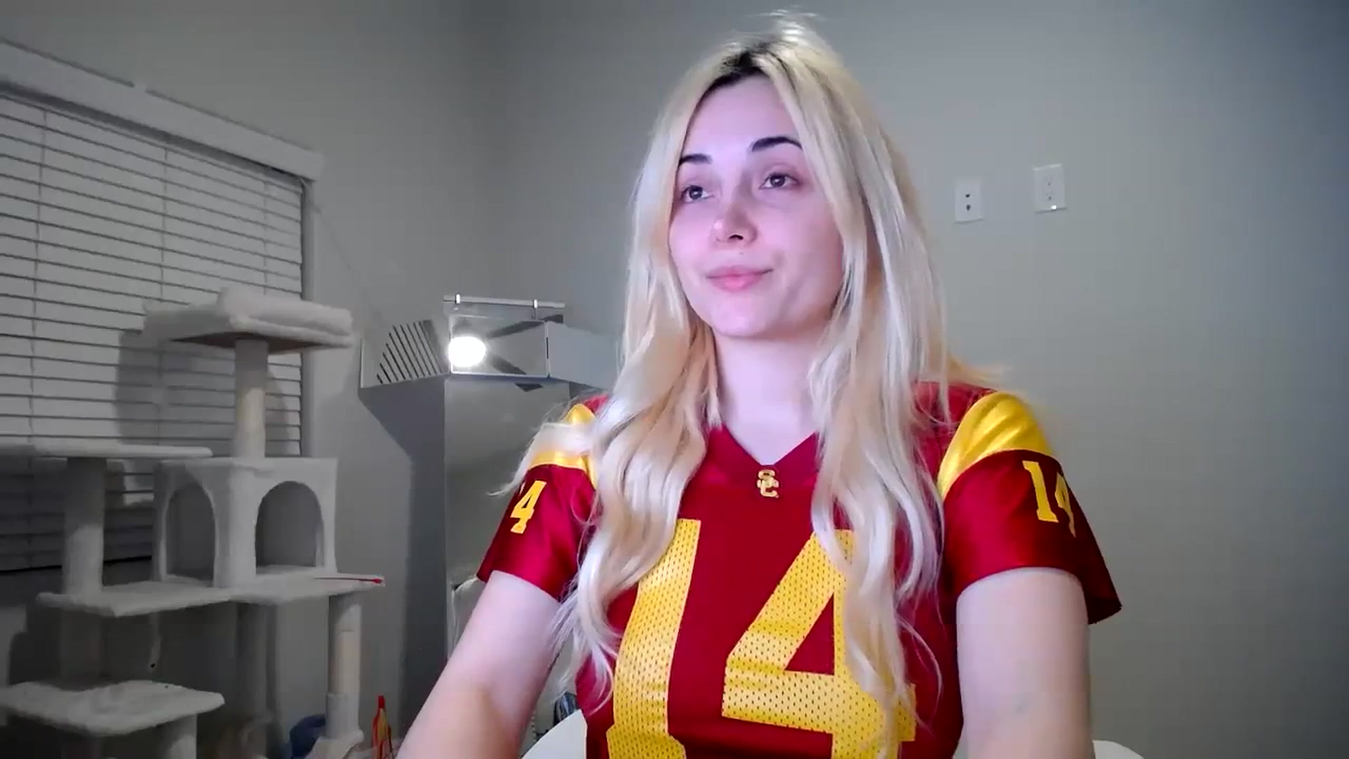 Gallery image thumbnail from SandraGPopa's myfreecams stream on, 01/08/2024, 08:09 image 4 of 20