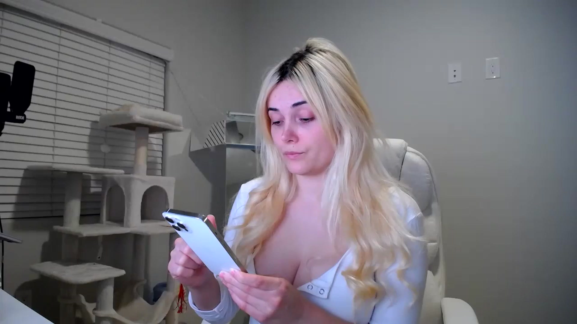 Gallery image thumbnail from SandraGPopa's myfreecams stream on, 01/16/2024, 08:35 image 1 of 20