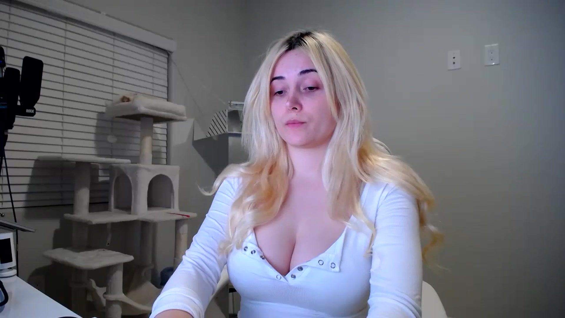Gallery image thumbnail from SandraGPopa's myfreecams stream on, 01/16/2024, 08:35 image 10 of 20