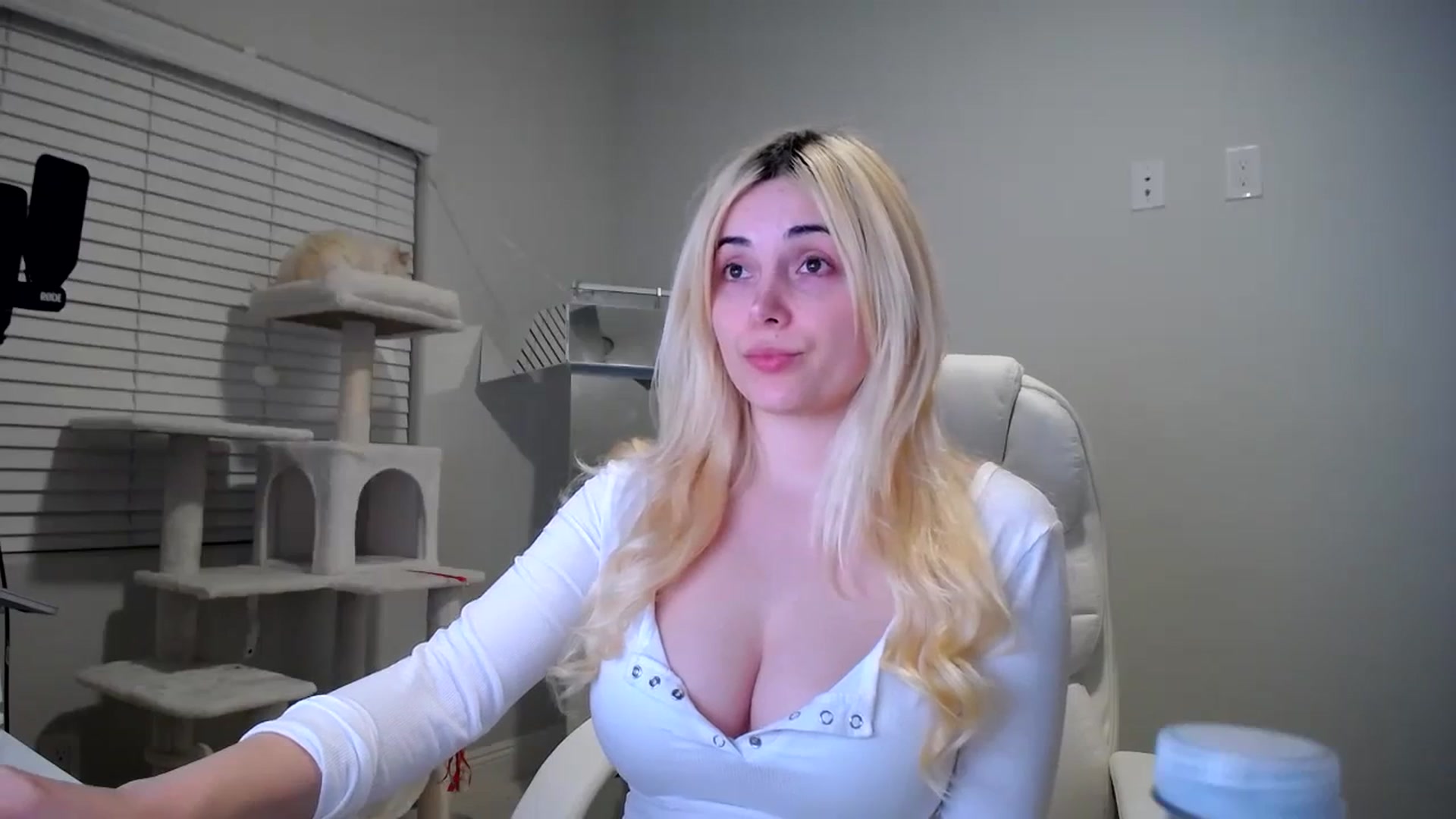 Gallery image thumbnail from SandraGPopa's myfreecams stream on, 01/16/2024, 08:35 image 8 of 20