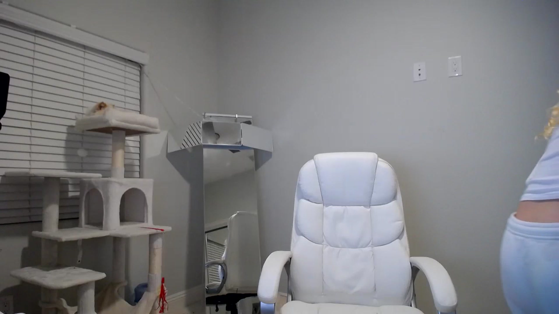 Gallery image thumbnail from SandraGPopa's myfreecams stream on, 01/16/2024, 08:35 image 18 of 20