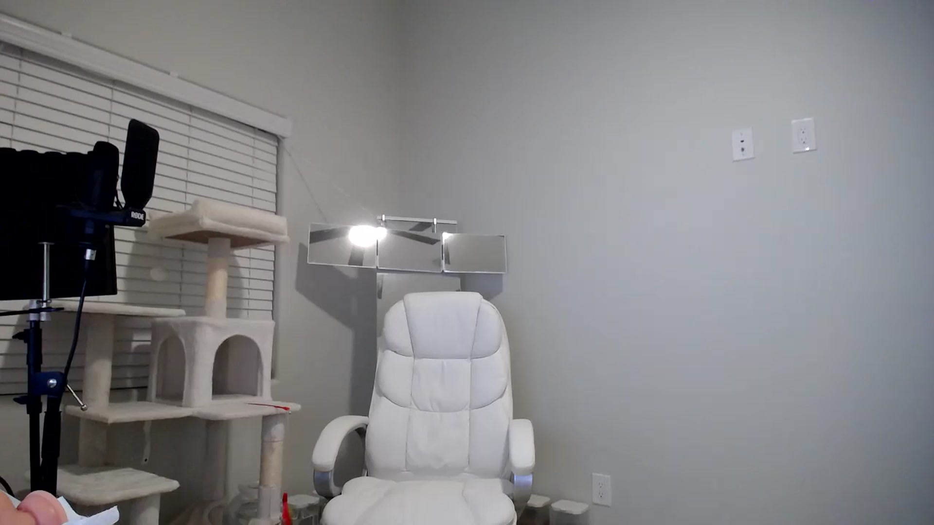 Gallery image thumbnail from SandraGPopa's myfreecams stream on, 01/29/2024, 08:56 image 10 of 20