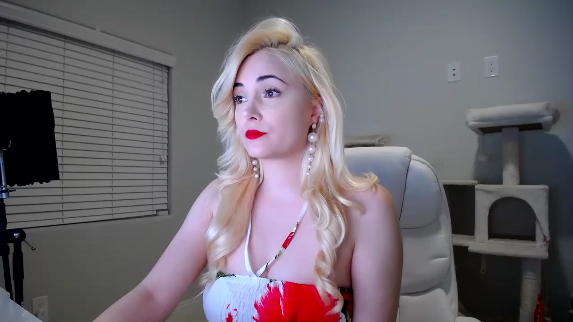 Gallery image thumbnail from SandraGPopa's myfreecams stream on, 02/22/2024, 05:29 image 17 of 20