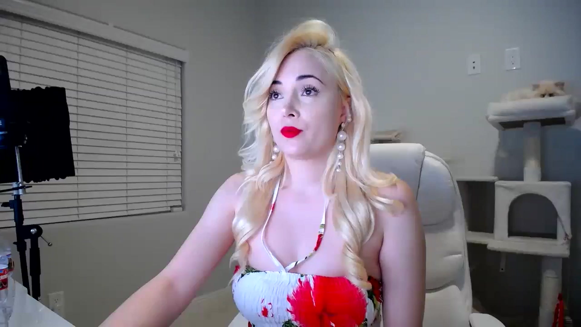 Gallery image thumbnail from SandraGPopa's myfreecams stream on, 02/22/2024, 05:29 image 20 of 20