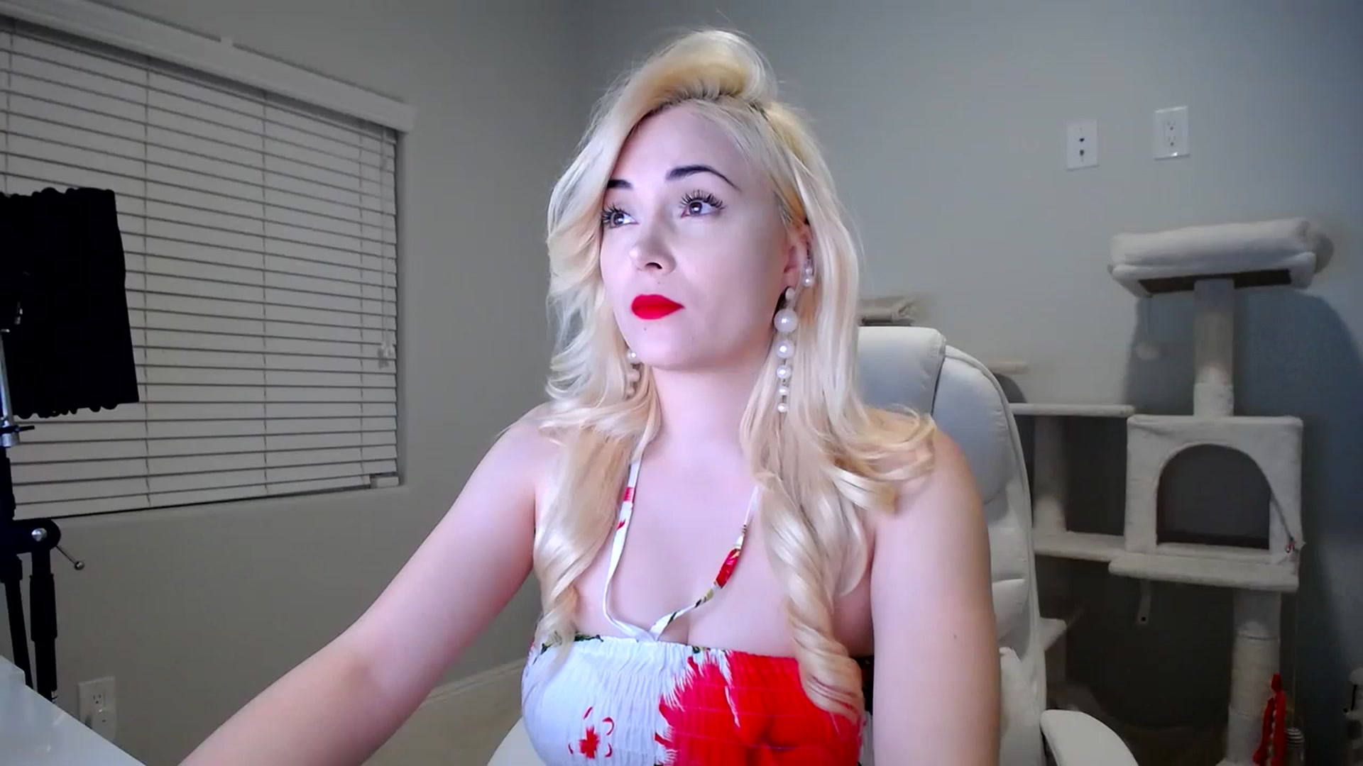 Gallery image thumbnail from SandraGPopa's myfreecams stream on, 02/22/2024, 05:29 image 12 of 20