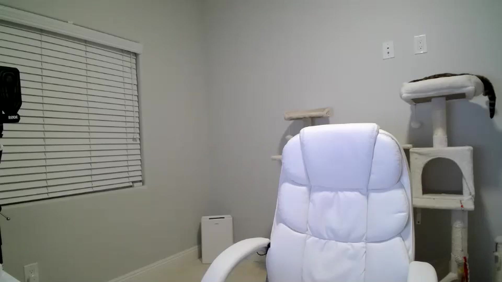 Gallery image thumbnail from SandraGPopa's myfreecams stream on, 03/05/2024, 08:06 image 4 of 20