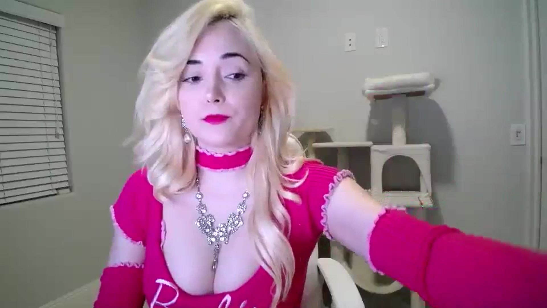 Gallery image thumbnail from SandraGPopa's myfreecams stream on, 03/07/2024, 05:43 image 5 of 20