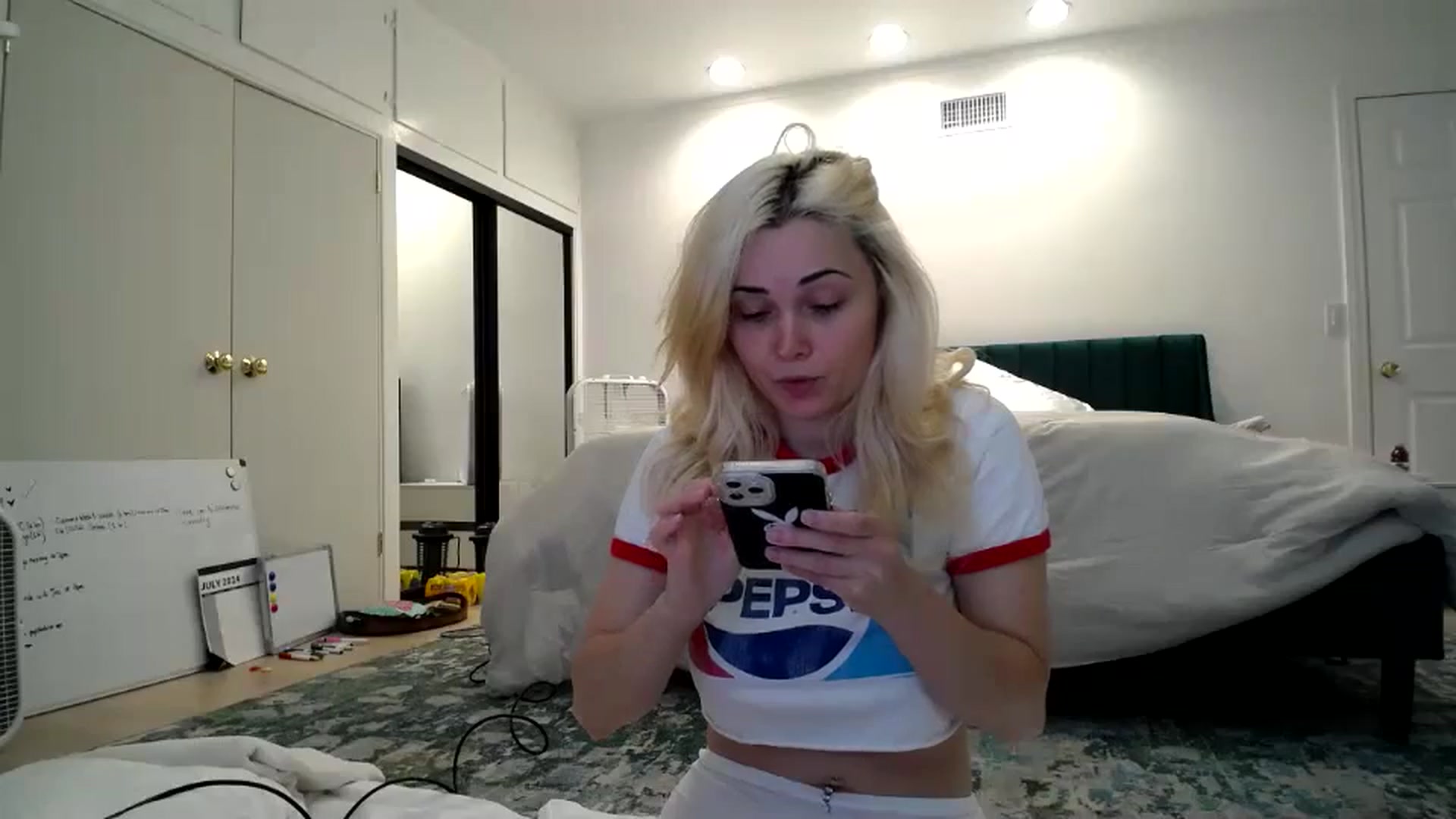 Gallery image thumbnail from SandraGPopa's myfreecams stream on, 07/18/2024, 24:19 image 7 of 20