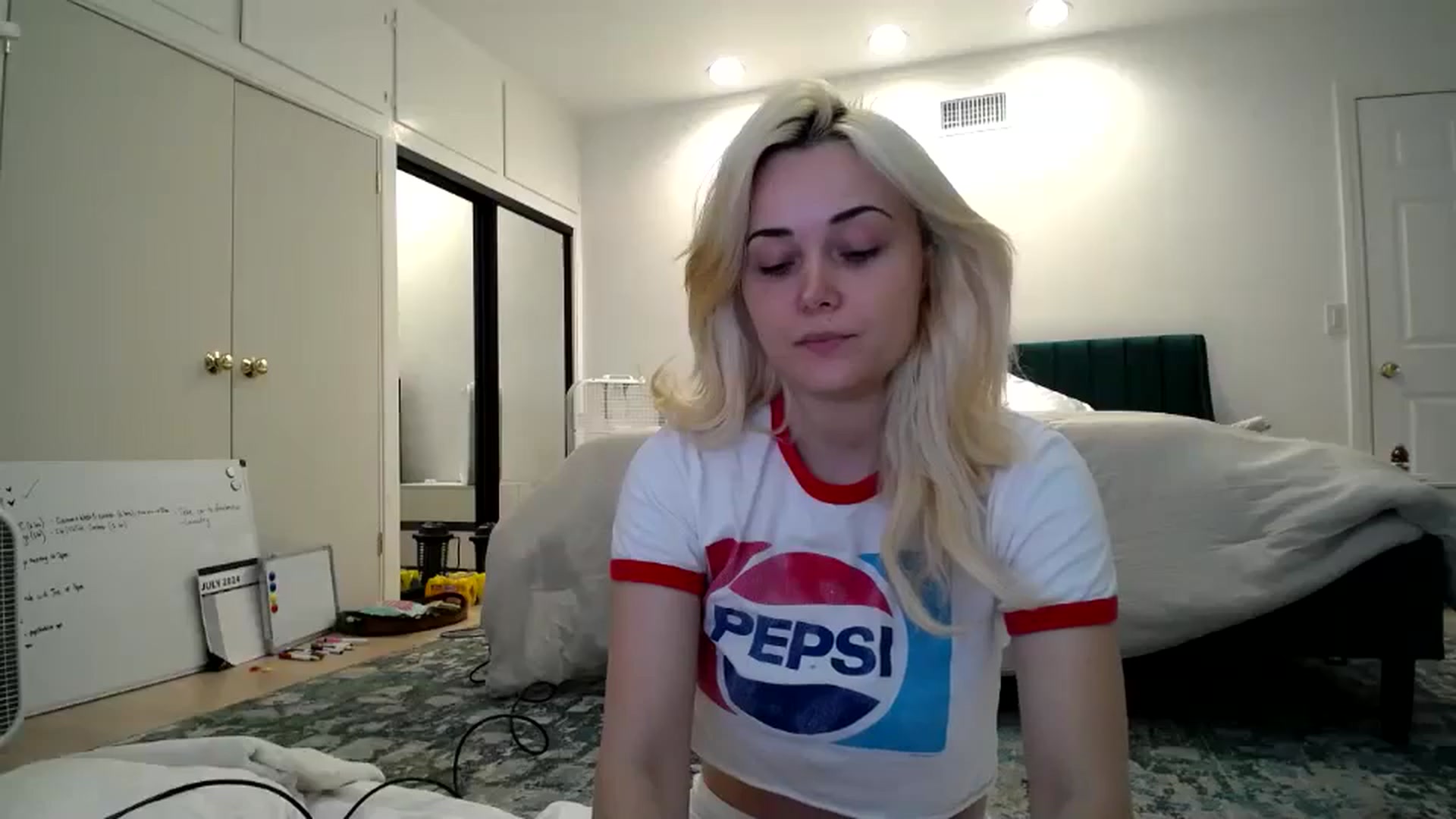 Gallery image thumbnail from SandraGPopa's myfreecams stream on, 07/18/2024, 24:19 image 4 of 20
