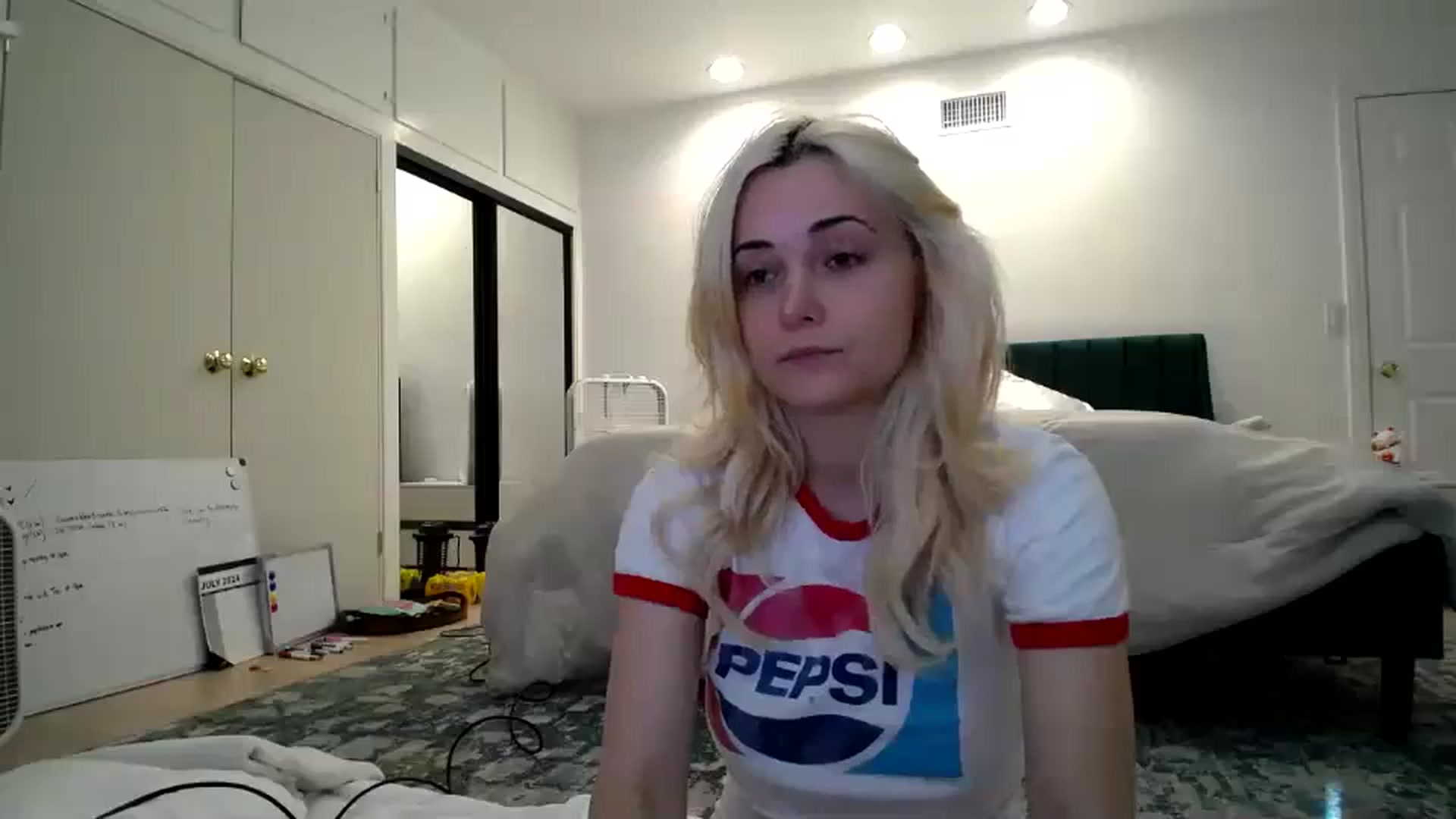 Gallery image thumbnail from SandraGPopa's myfreecams stream on, 07/18/2024, 24:19 image 18 of 20