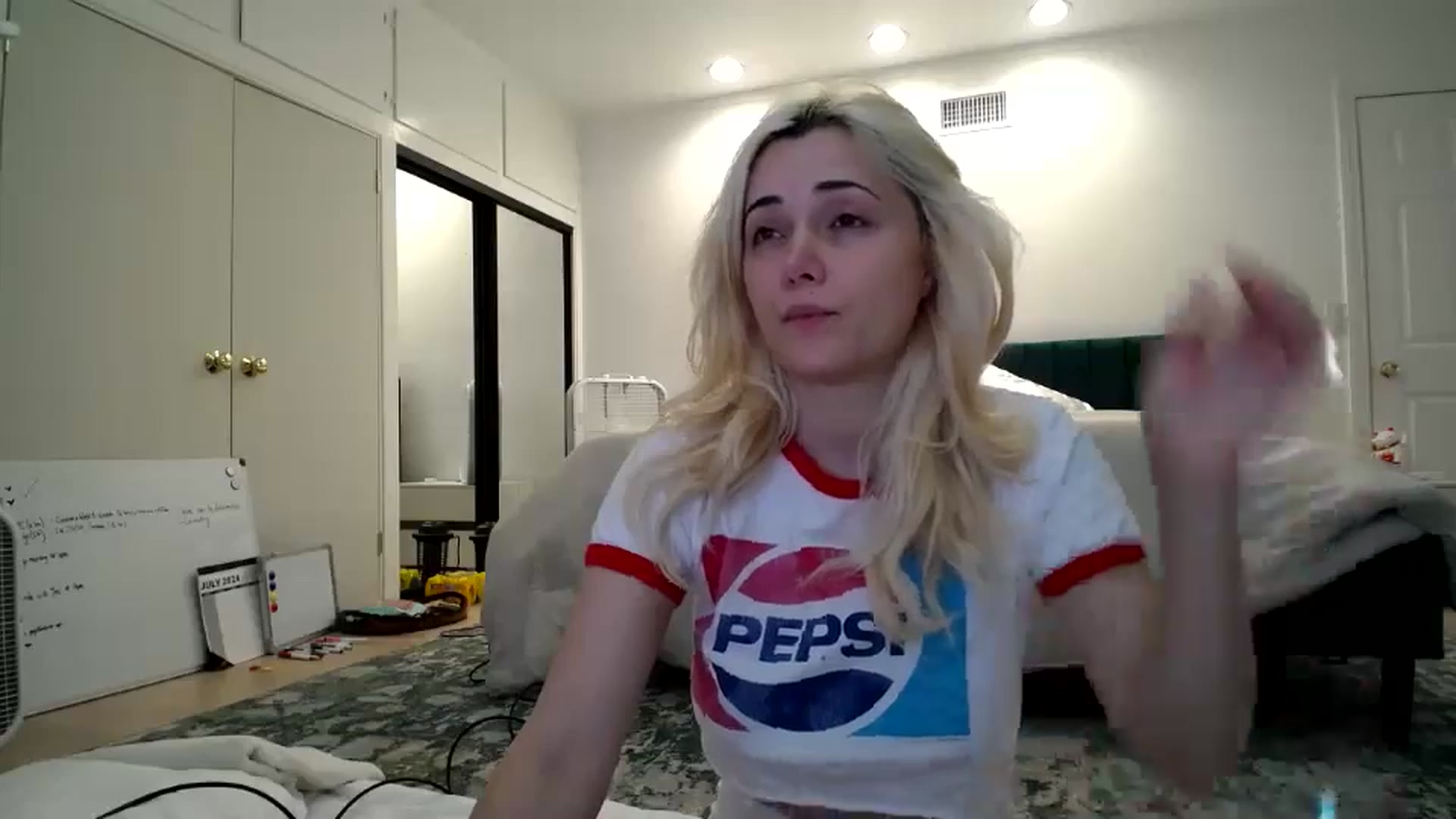 Gallery image thumbnail from SandraGPopa's myfreecams stream on, 07/18/2024, 24:19 image 17 of 20