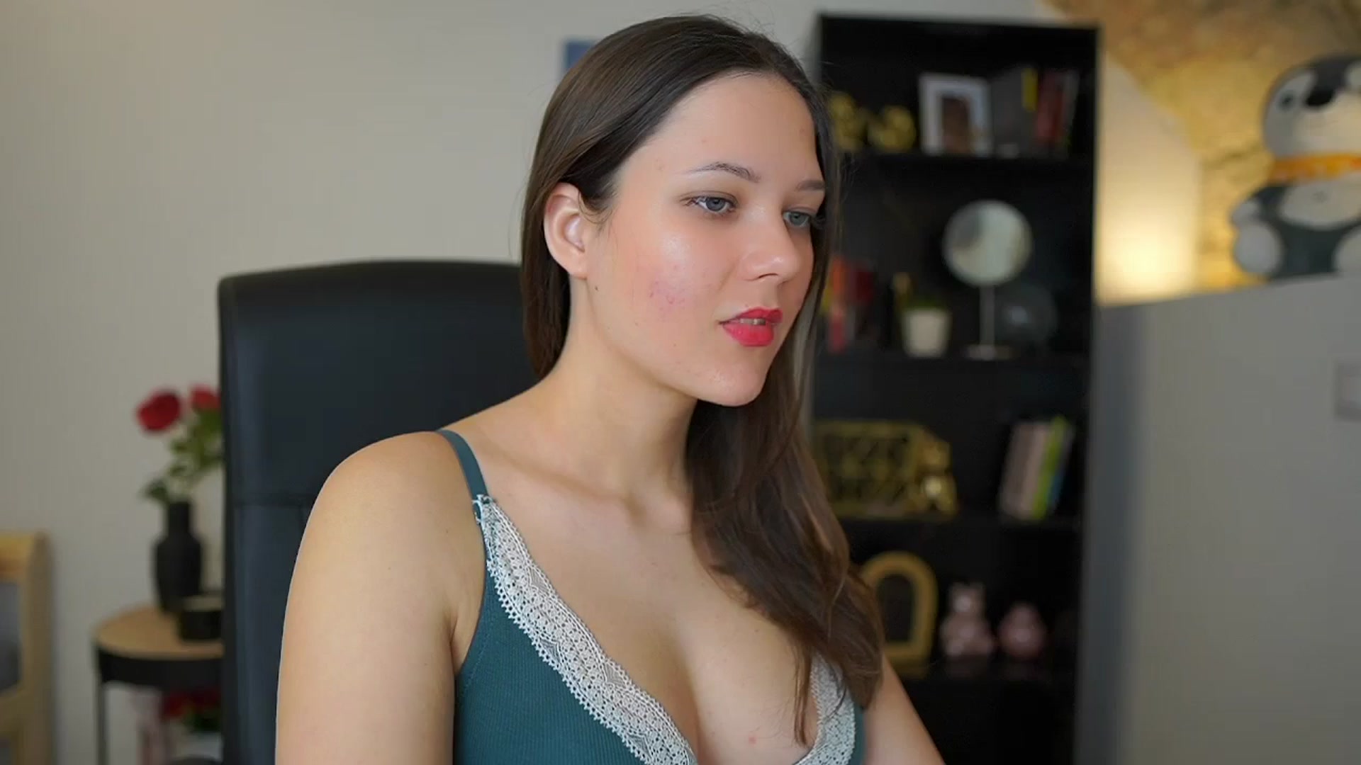 Gallery image thumbnail from SandraRomain's myfreecams stream on, 12/18/2023, 10:37 image 3 of 20