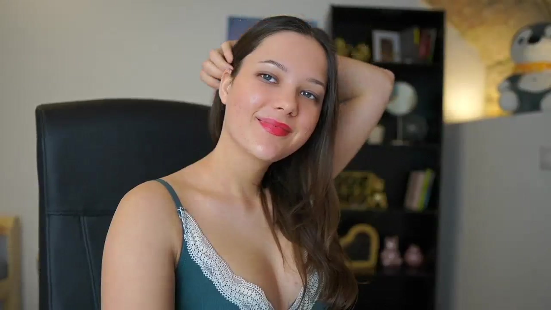 Gallery image thumbnail from SandraRomain's myfreecams stream on, 12/18/2023, 10:37 image 17 of 20