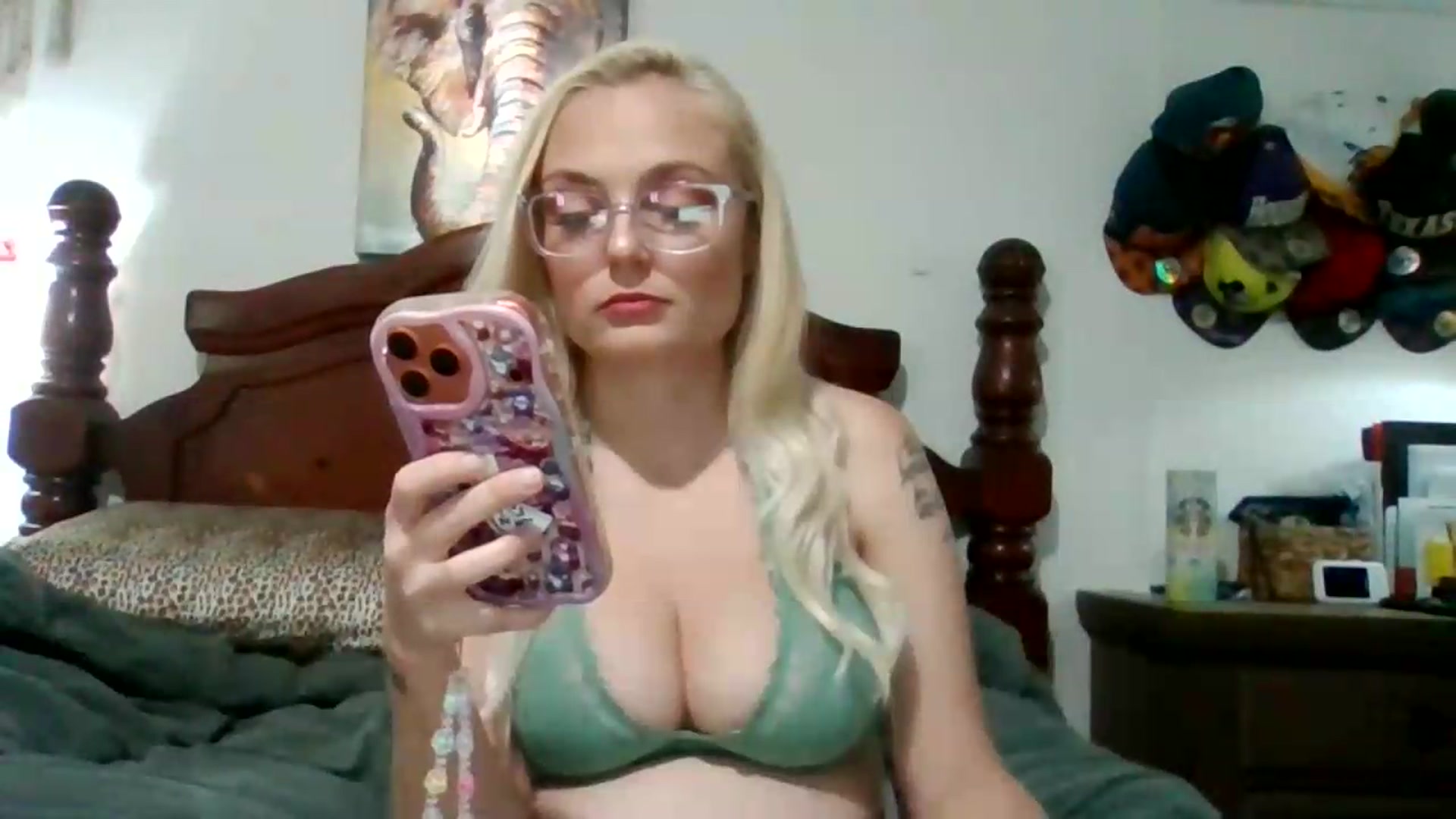 Gallery image thumbnail from SandyFaye's myfreecams stream on, 05/26/2026, 23:51 image 18 of 20