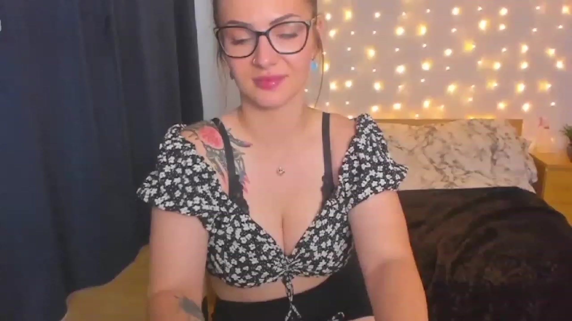 Gallery image thumbnail from SandyShow1's myfreecams stream on, 08/14/2023, 17:27 image 16 of 20