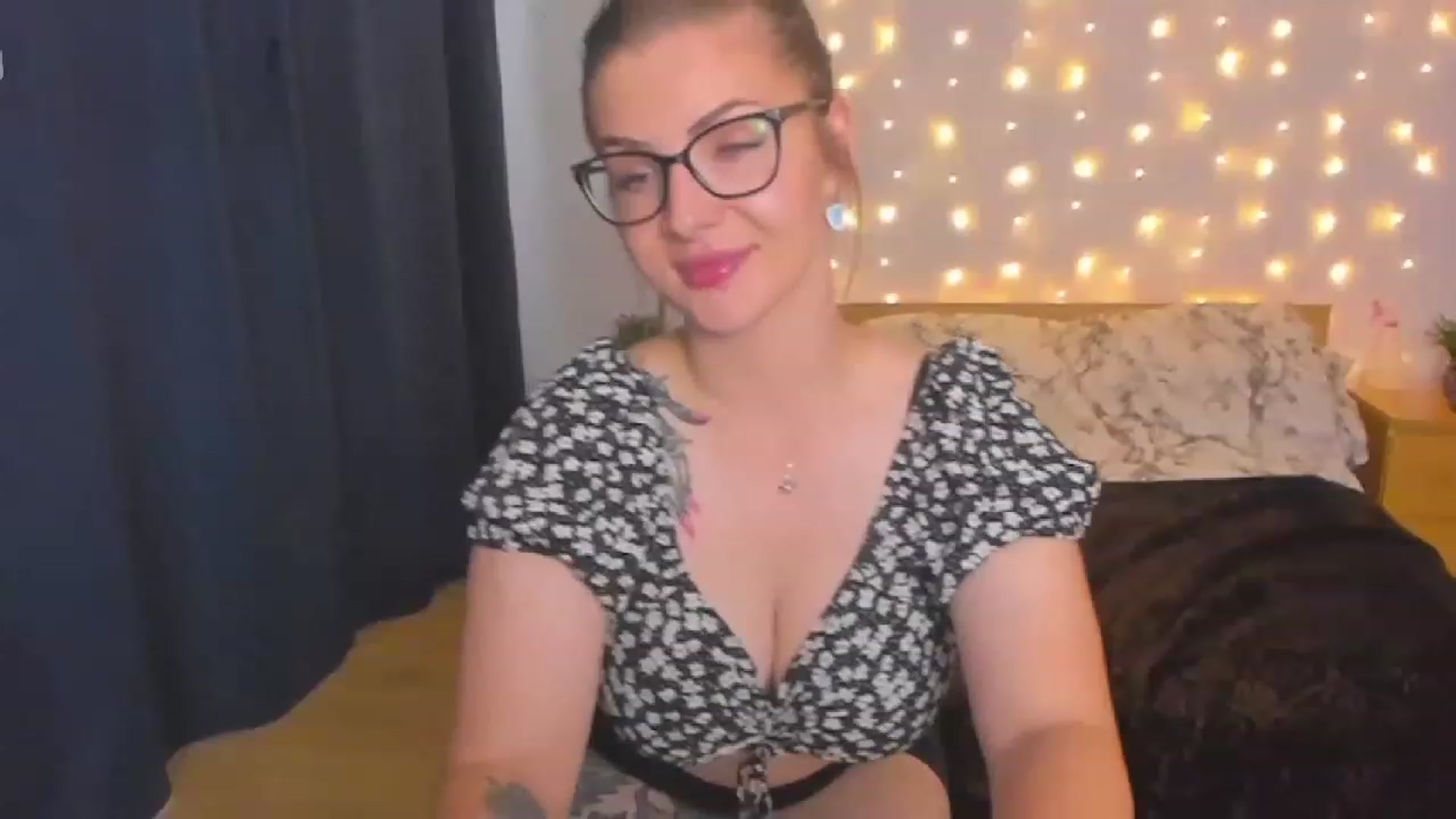 Gallery image thumbnail from SandyShow1's myfreecams stream on, 08/14/2023, 17:27 image 15 of 20