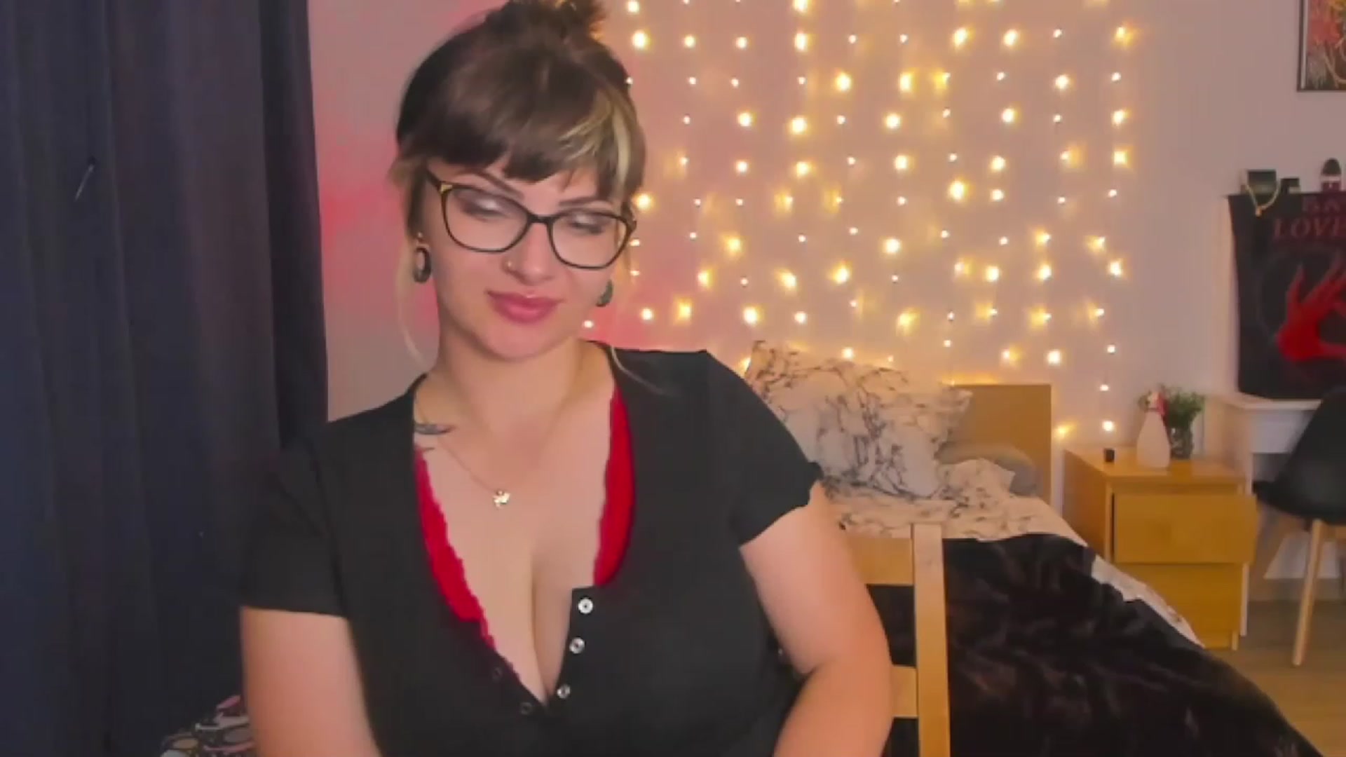 Gallery image thumbnail from SandyShow1's myfreecams stream on, 08/22/2023, 19:00 image 2 of 20