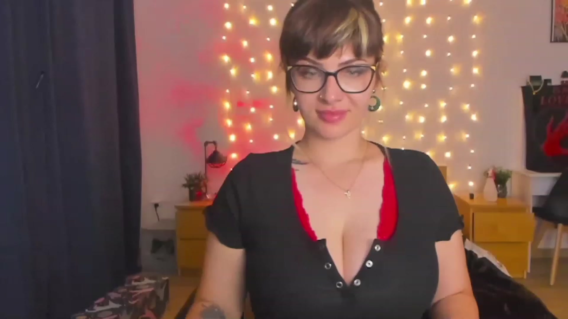 Gallery image thumbnail from SandyShow1's myfreecams stream on, 08/22/2023, 19:00 image 8 of 20