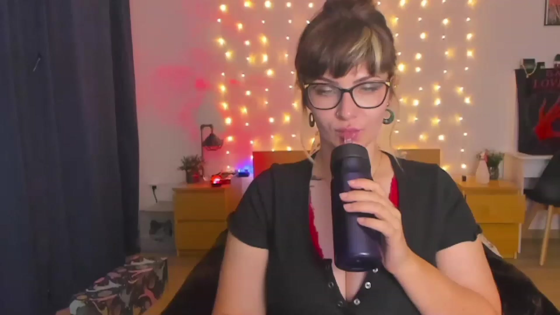 Gallery image thumbnail from SandyShow1's myfreecams stream on, 08/22/2023, 19:00 image 10 of 20