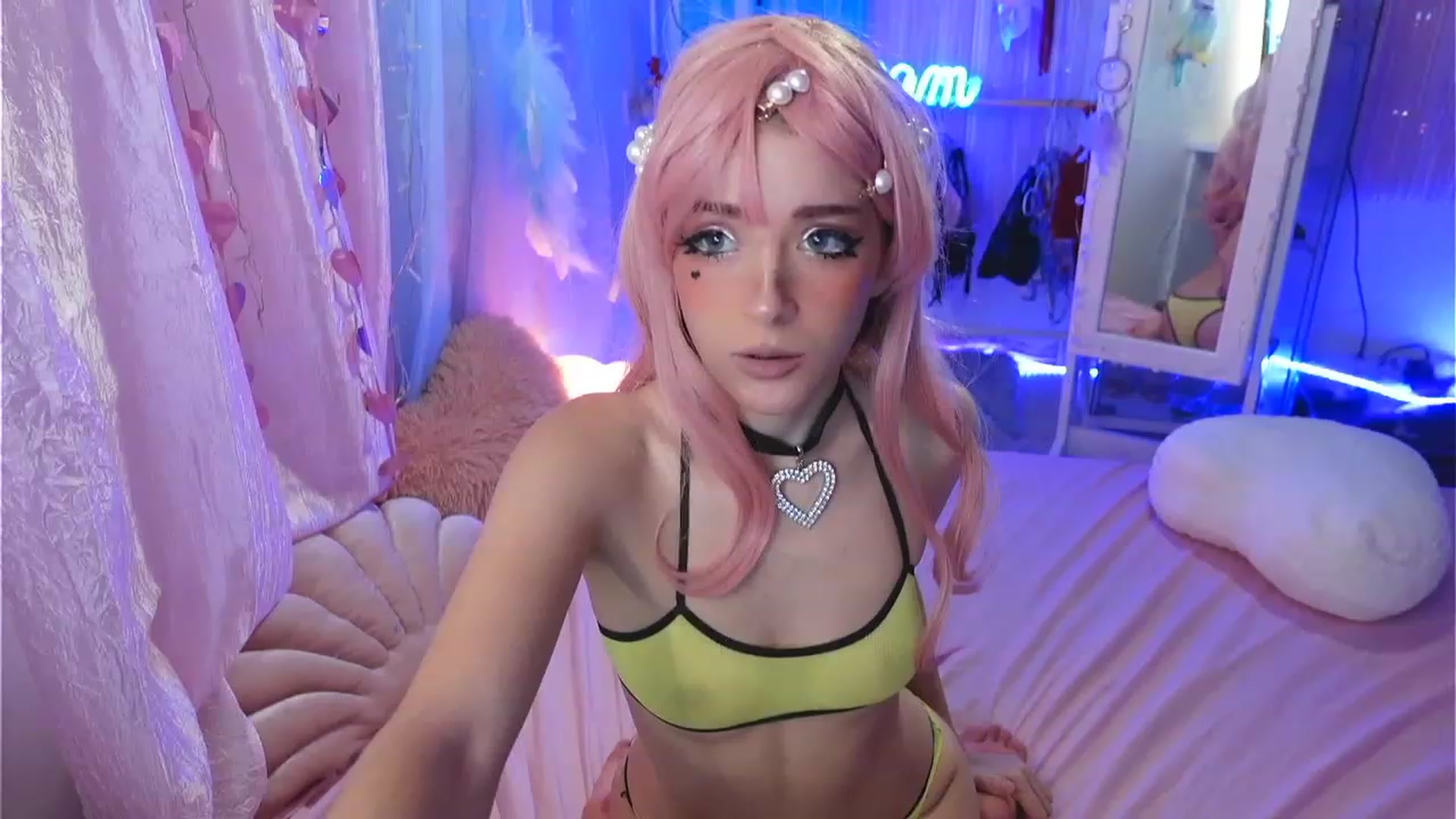 Gallery image thumbnail from Sandy_Peach's myfreecams stream on, 12/27/2022, 17:22 image 18 of 20