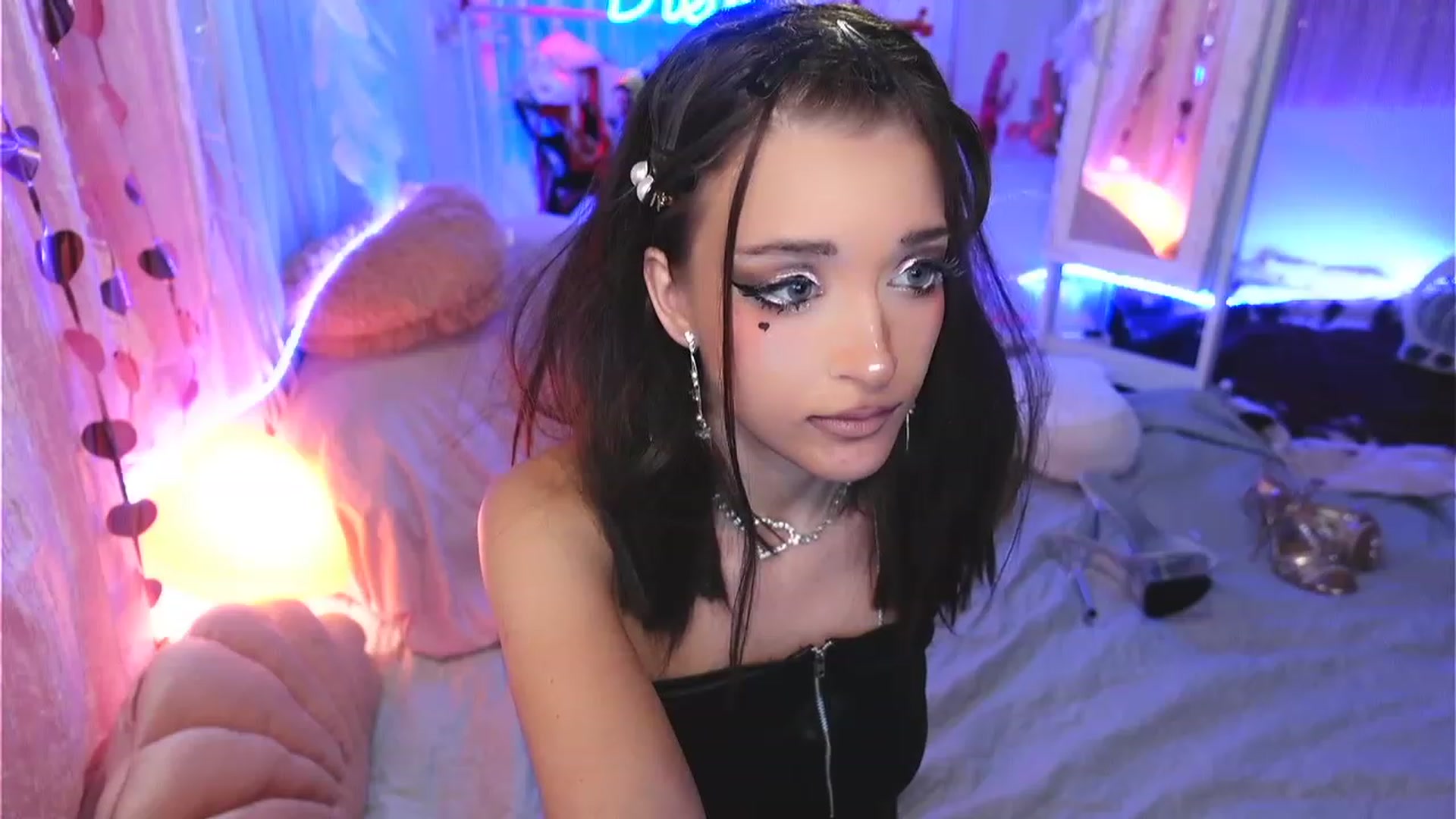 Gallery image thumbnail from Sandy_Peach's myfreecams stream on, 12/31/2022, 13:24 image 10 of 20