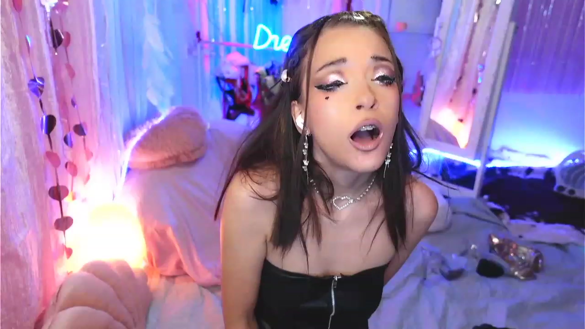 Gallery image thumbnail from Sandy_Peach's myfreecams stream on, 12/31/2022, 18:27 image 4 of 20