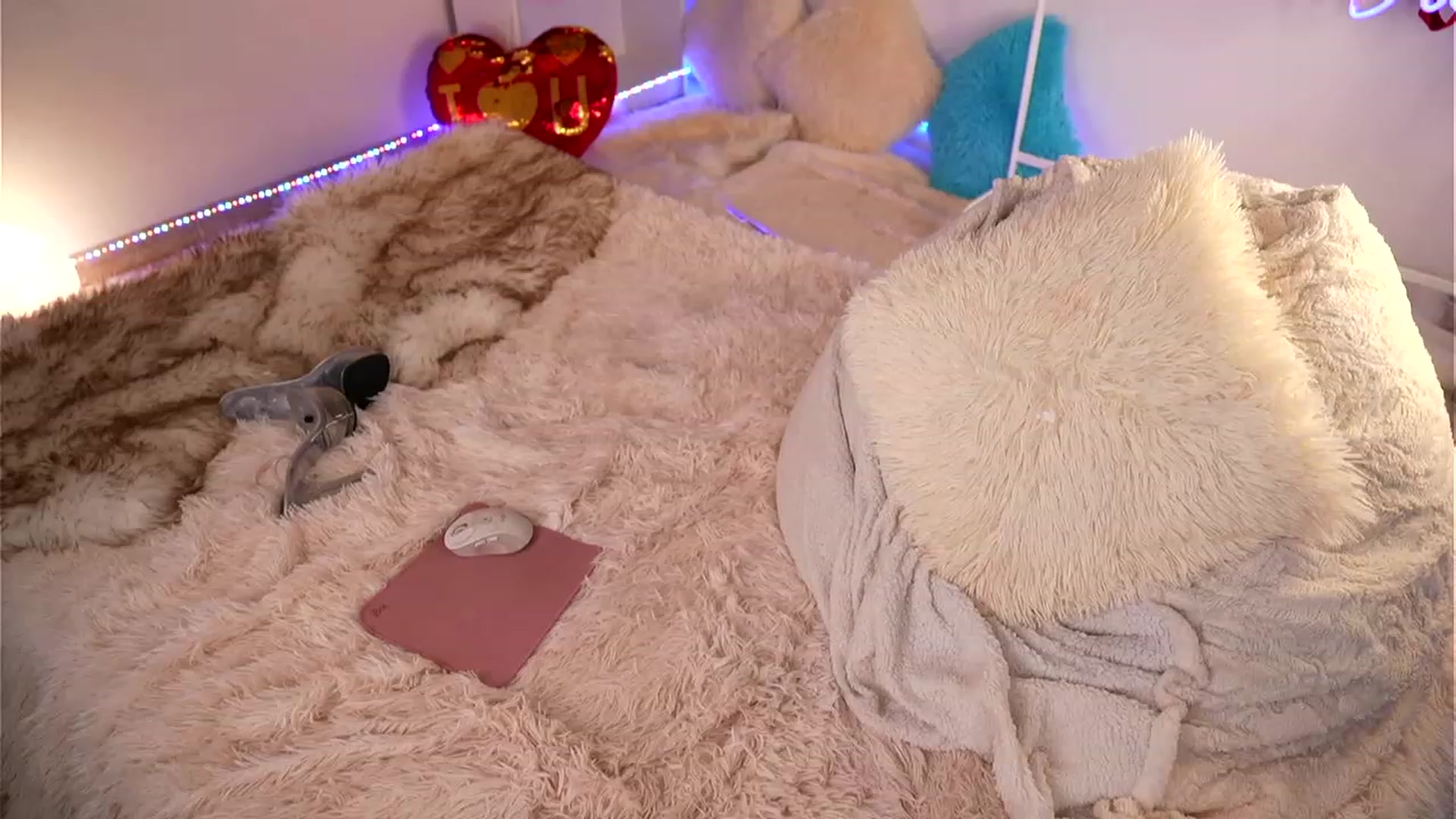 Gallery image thumbnail from Sandy_Peach's myfreecams stream on, 08/12/2023, 09:25 image 13 of 20