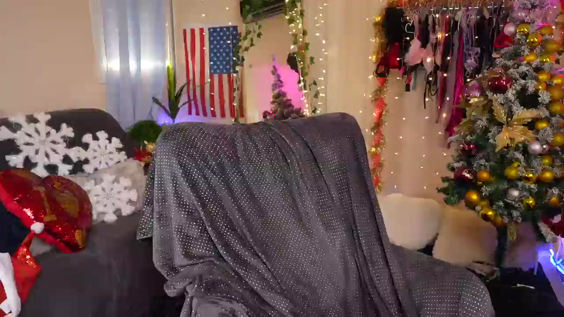 Gallery image thumbnail from Sandy_Peach's myfreecams stream on, 12/25/2024, 14:18 image 10 of 20