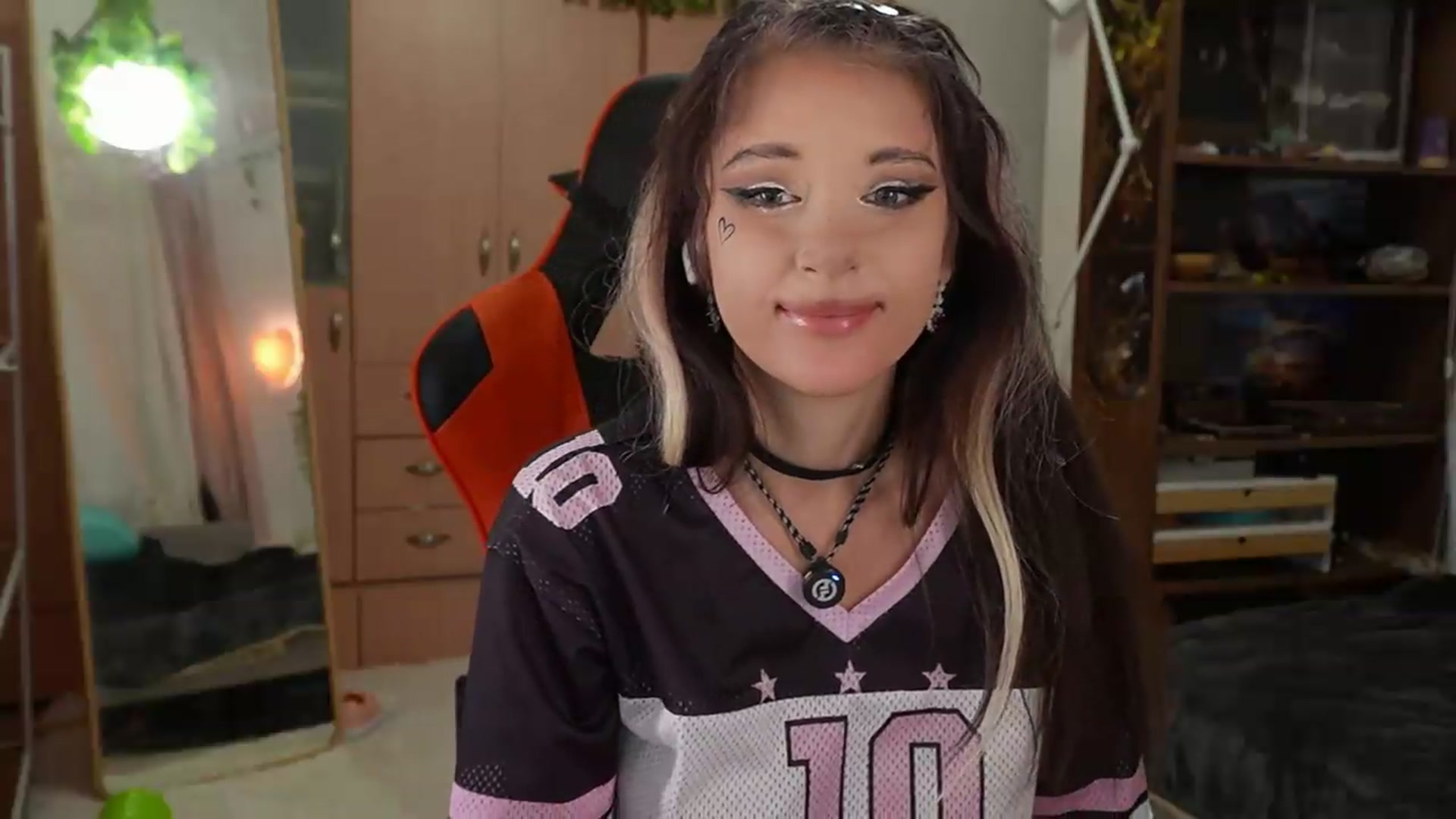 Gallery image thumbnail from Sandy_Peach's myfreecams stream on, 08/17/2026, 18:27 image 19 of 20