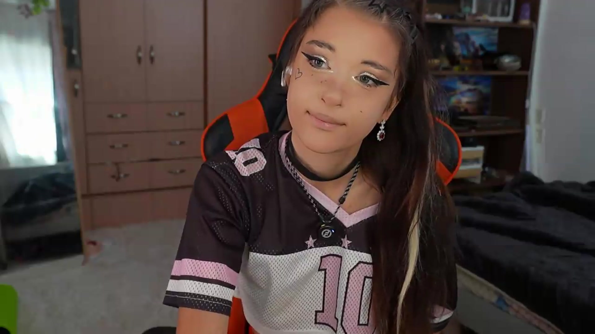 Gallery image thumbnail from Sandy_Peach's myfreecams stream on, 08/18/2026, 11:42 image 17 of 20