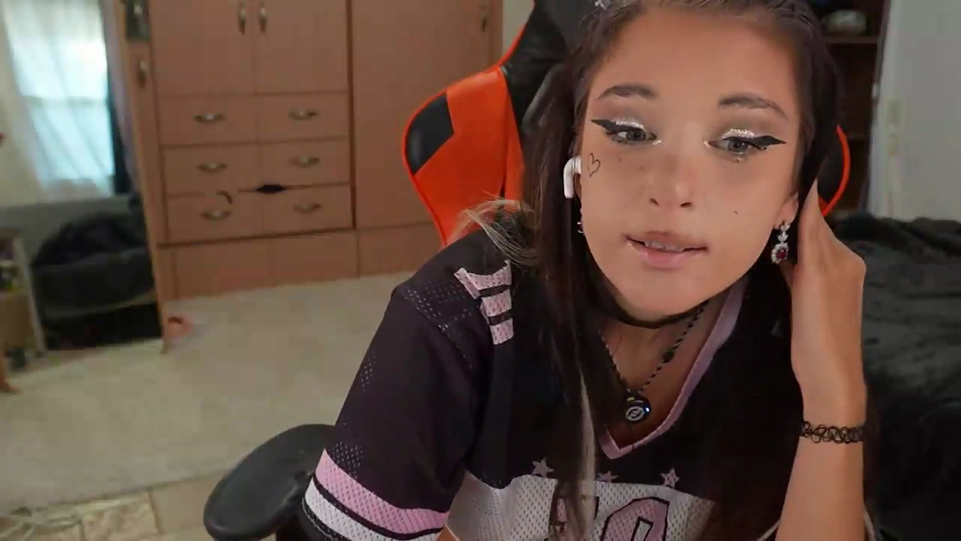 Gallery image thumbnail from Sandy_Peach's myfreecams stream on, 08/18/2026, 15:11 image 18 of 20