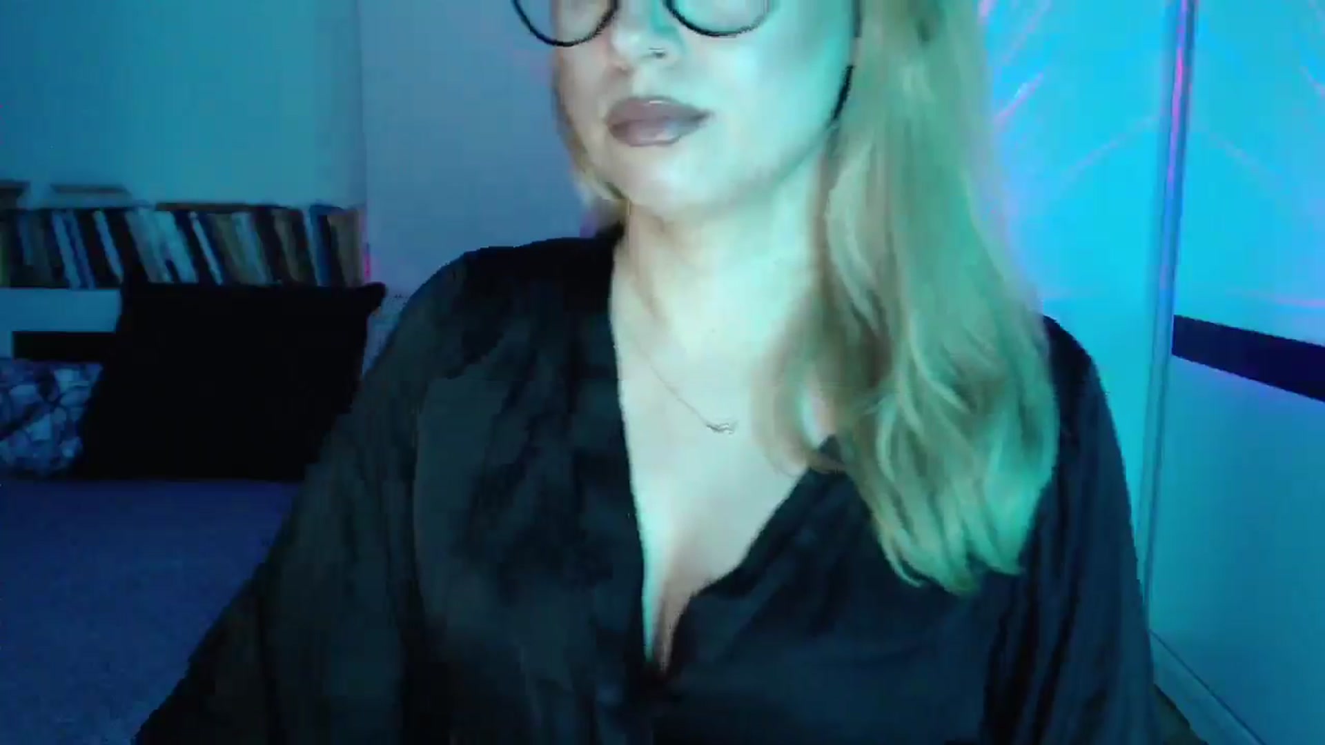 Gallery image thumbnail from Sandy___'s myfreecams stream on, 05/18/2025, 24:00 image 18 of 20