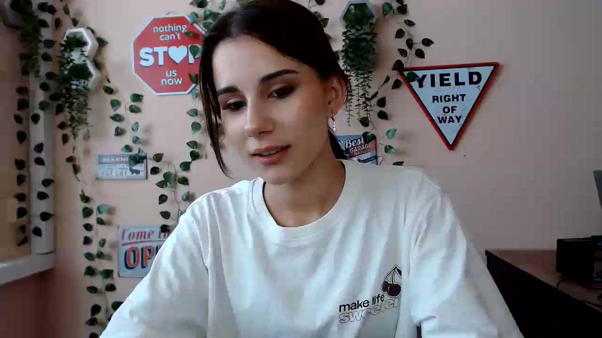 Gallery image thumbnail from Sangria_'s myfreecams stream on, 08/17/2026, 14:09 image 1 of 20