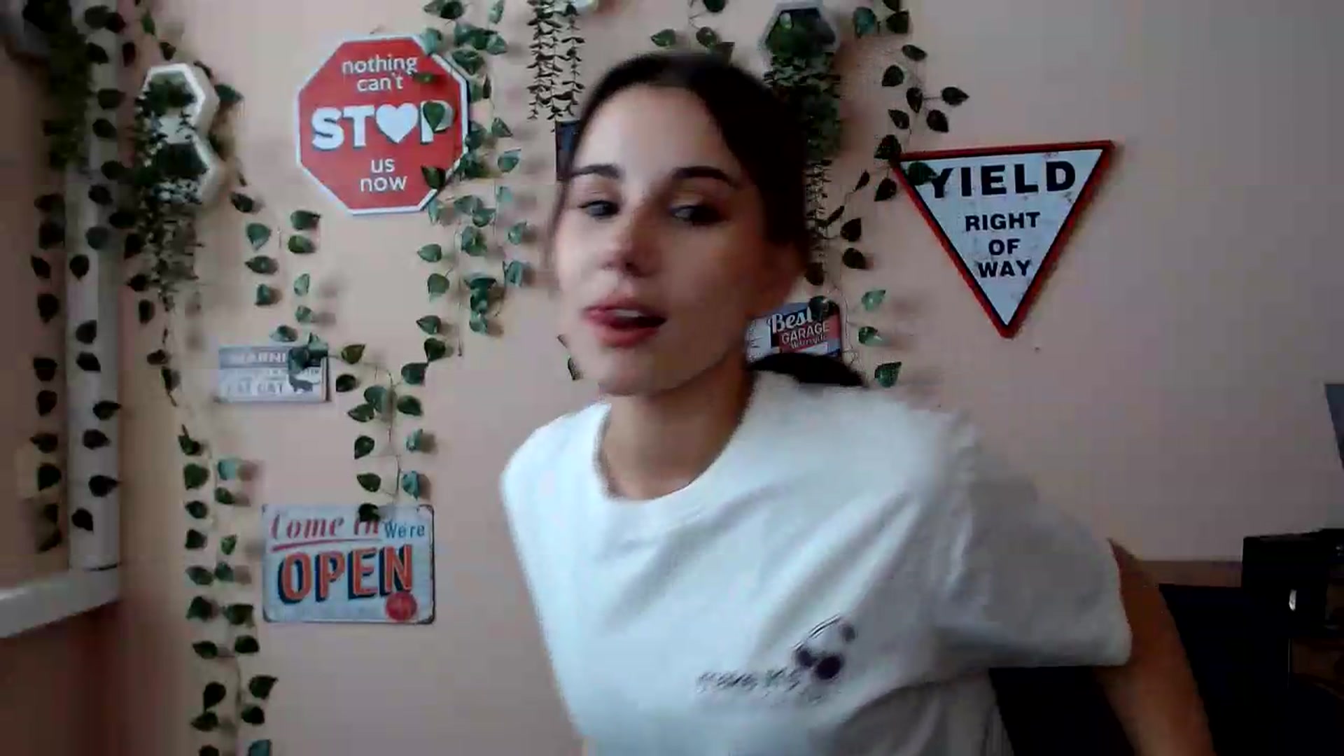 Gallery image thumbnail from Sangria_'s myfreecams stream on, 08/17/2026, 14:09 image 7 of 20
