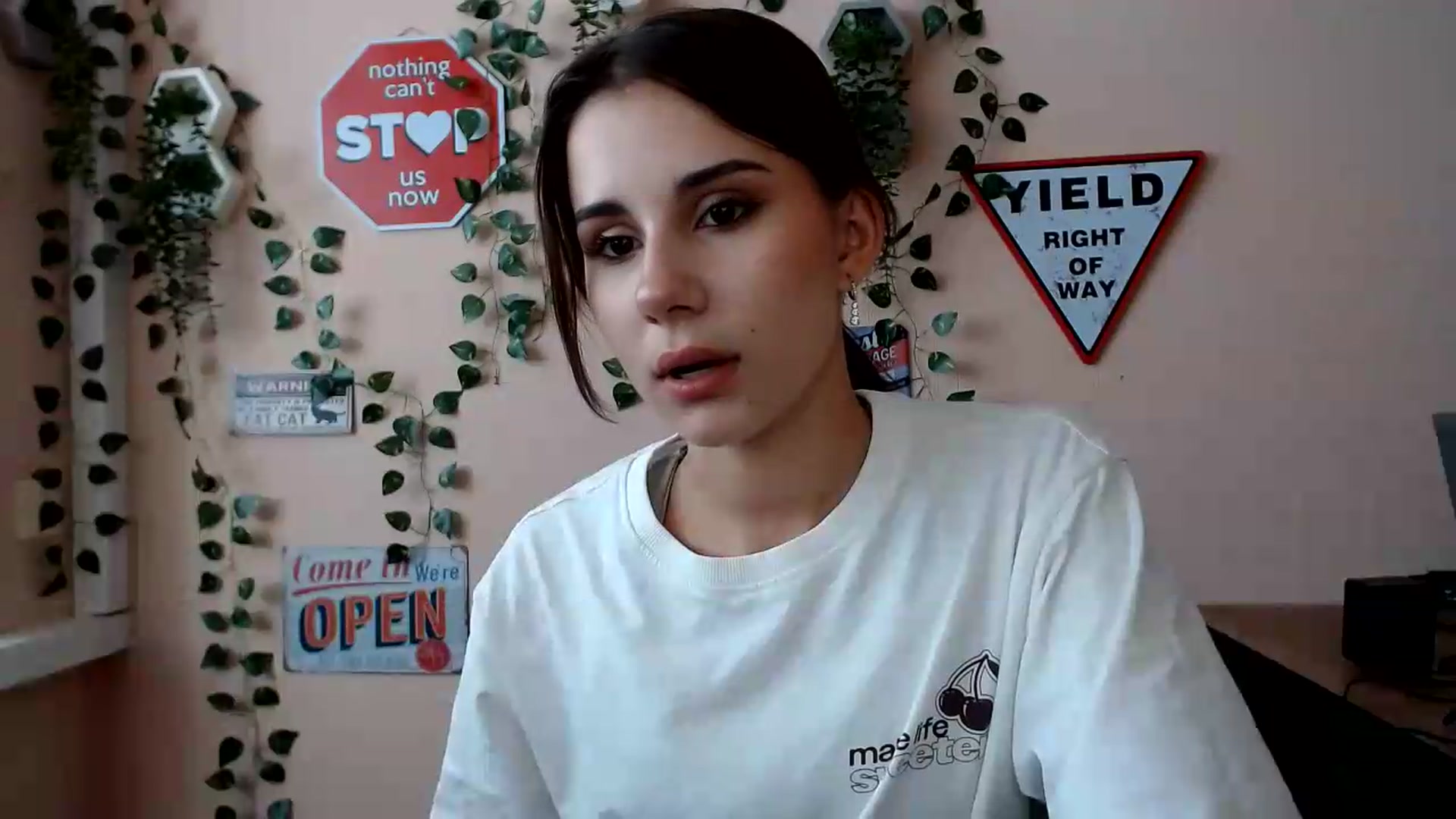 Gallery image thumbnail from Sangria_'s myfreecams stream on, 08/17/2026, 14:09 image 4 of 20
