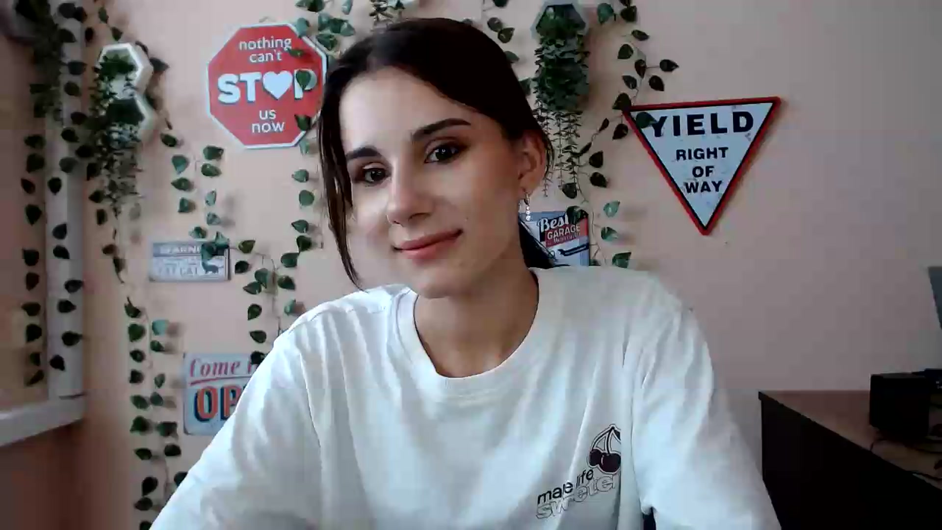 Gallery image thumbnail from Sangria_'s myfreecams stream on, 08/17/2026, 14:09 image 2 of 20