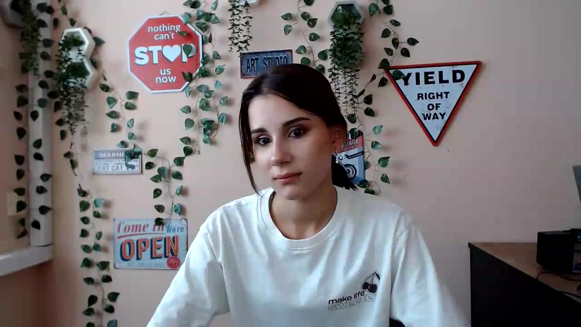 Gallery image thumbnail from Sangria_'s myfreecams stream on, 08/17/2026, 14:09 image 15 of 20