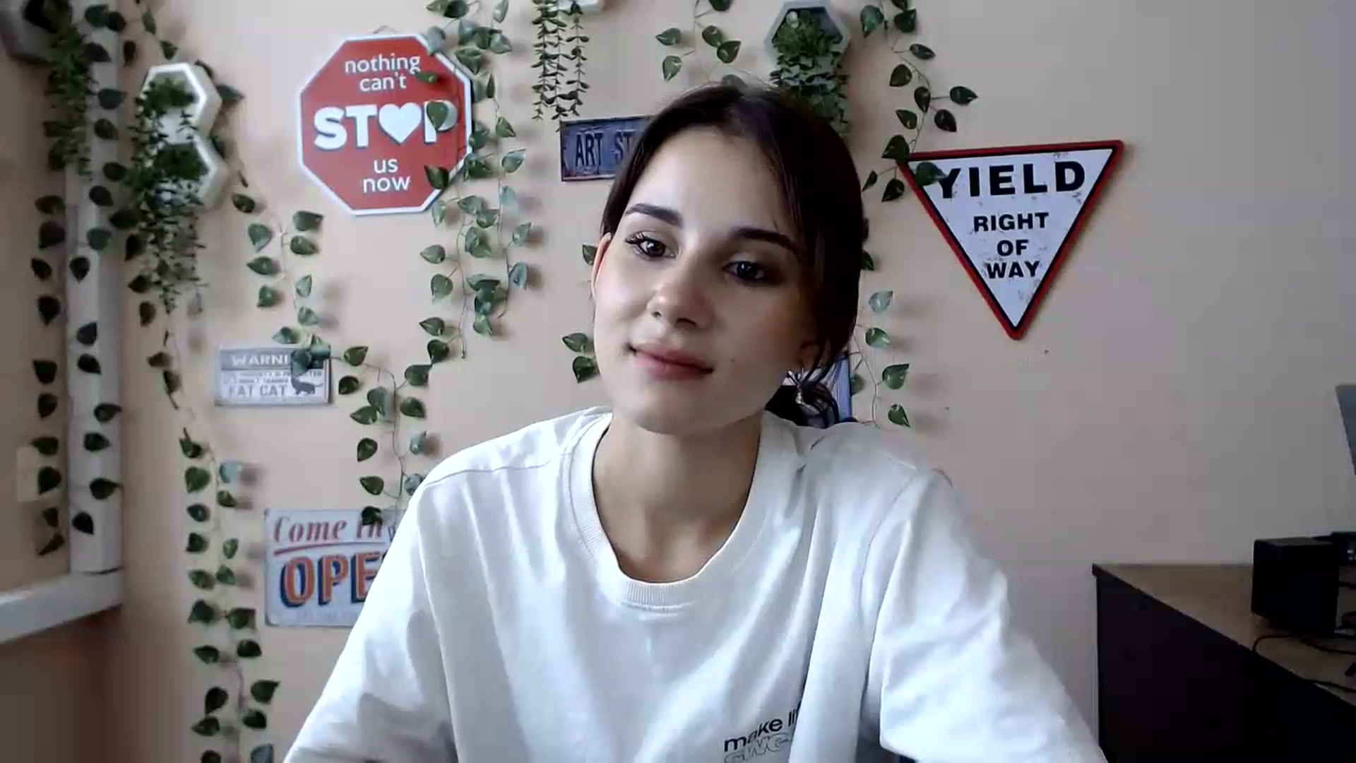 Gallery image thumbnail from Sangria_'s myfreecams stream on, 08/17/2026, 14:49 image 13 of 20