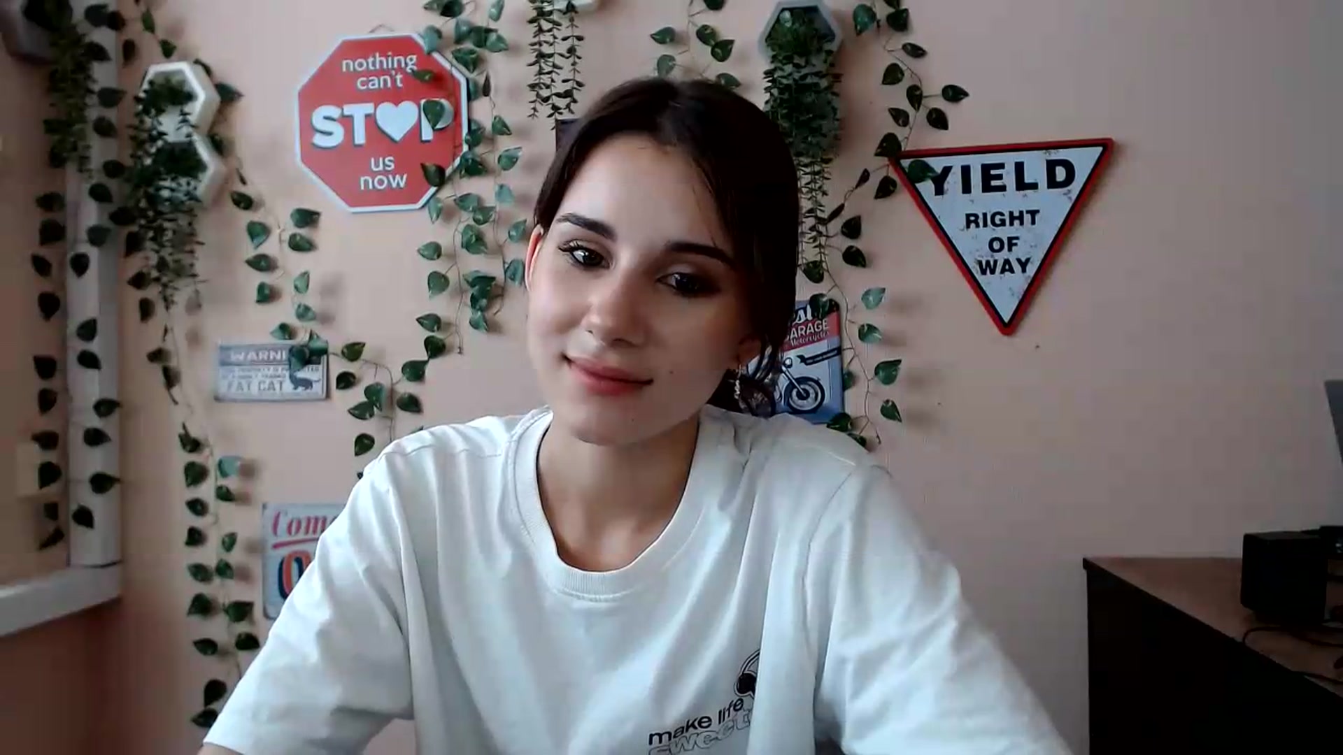 Gallery image thumbnail from Sangria_'s myfreecams stream on, 08/17/2026, 14:49 image 16 of 20