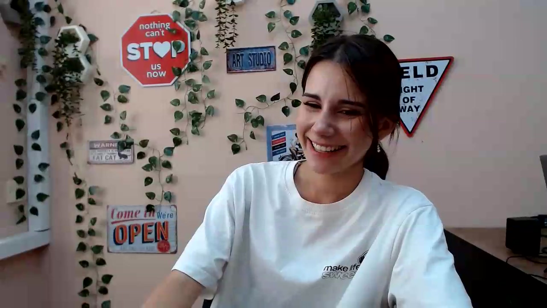 Gallery image thumbnail from Sangria_'s myfreecams stream on, 08/17/2026, 15:18 image 3 of 20