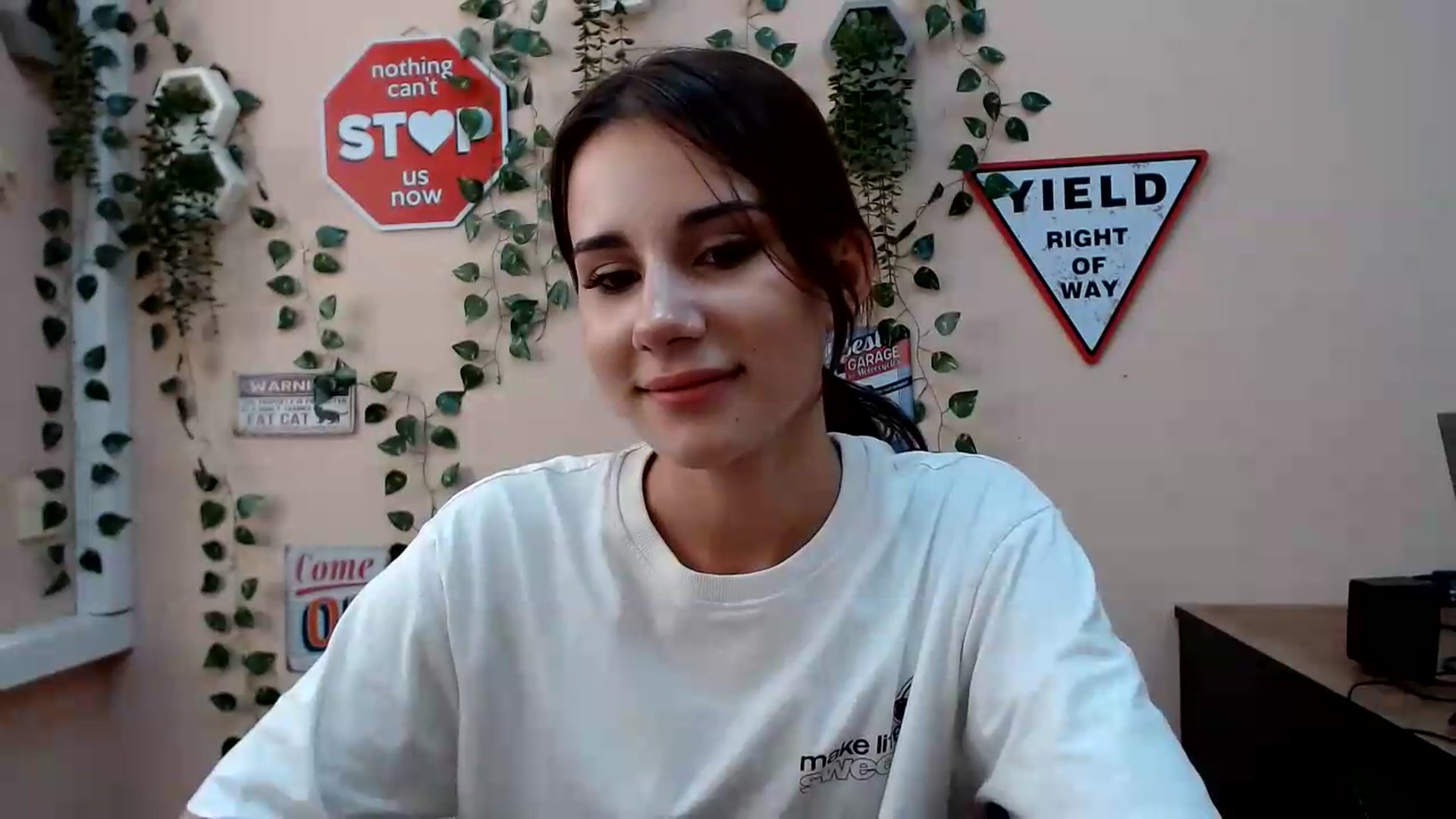 Gallery image thumbnail from Sangria_'s myfreecams stream on, 08/17/2026, 15:18 image 5 of 20