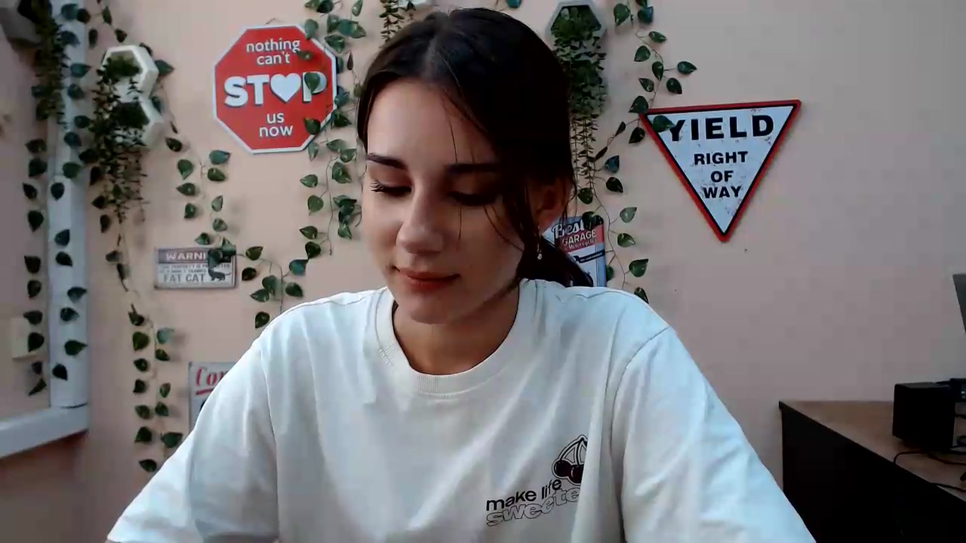 Gallery image thumbnail from Sangria_'s myfreecams stream on, 08/17/2026, 15:18 image 7 of 20