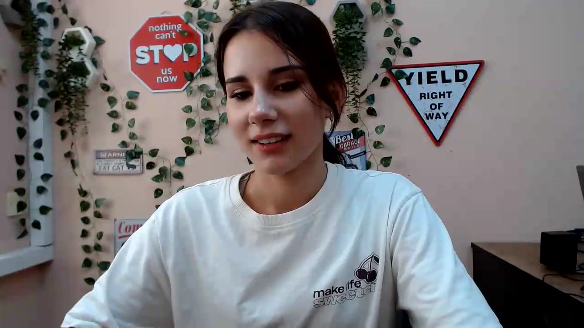 Gallery image thumbnail from Sangria_'s myfreecams stream on, 08/17/2026, 15:18 image 15 of 20