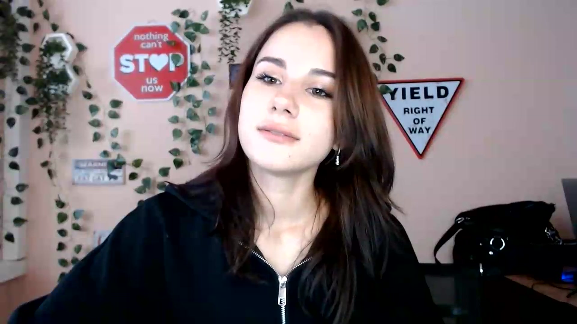 Gallery image thumbnail from Sangria_'s myfreecams stream on, 08/18/2026, 14:51 image 12 of 20