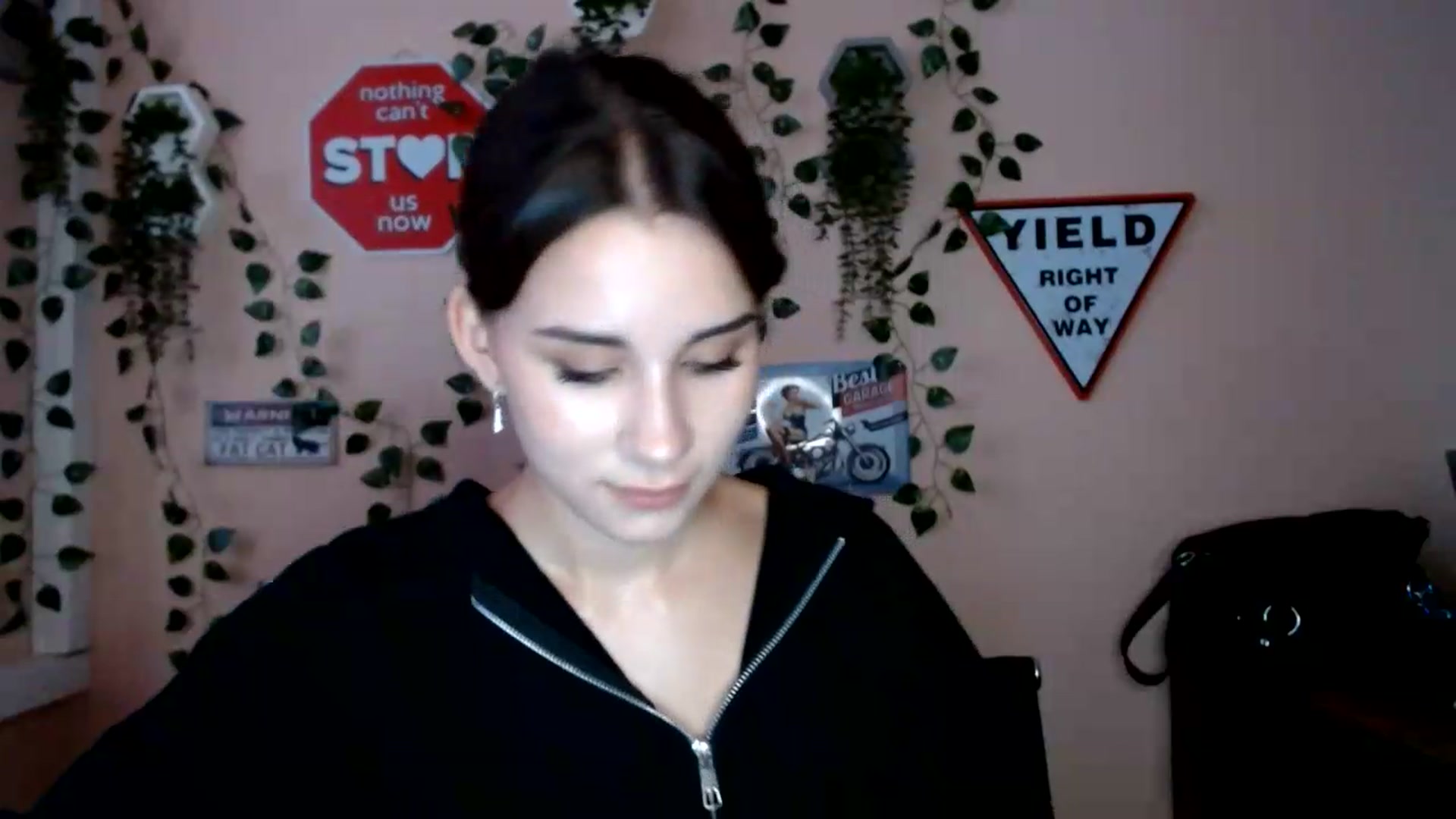 Gallery image thumbnail from Sangria_'s myfreecams stream on, 08/18/2026, 17:22 image 14 of 20